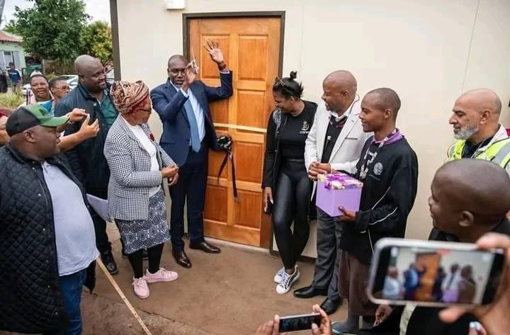 Man’s NOT Barry Roux tweet media