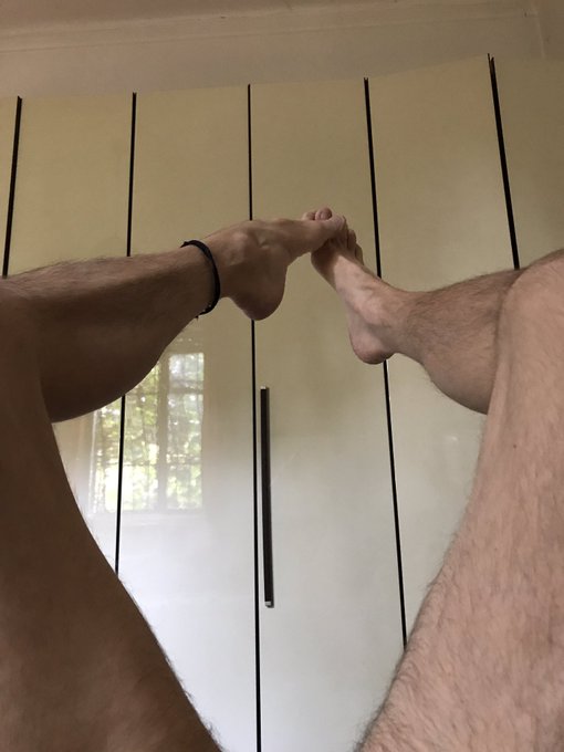 4 pic. Sei feticista di ? ,????e ?maschili?
Are you into #malefeet, #malelegs and #maleass?

?GRATIS