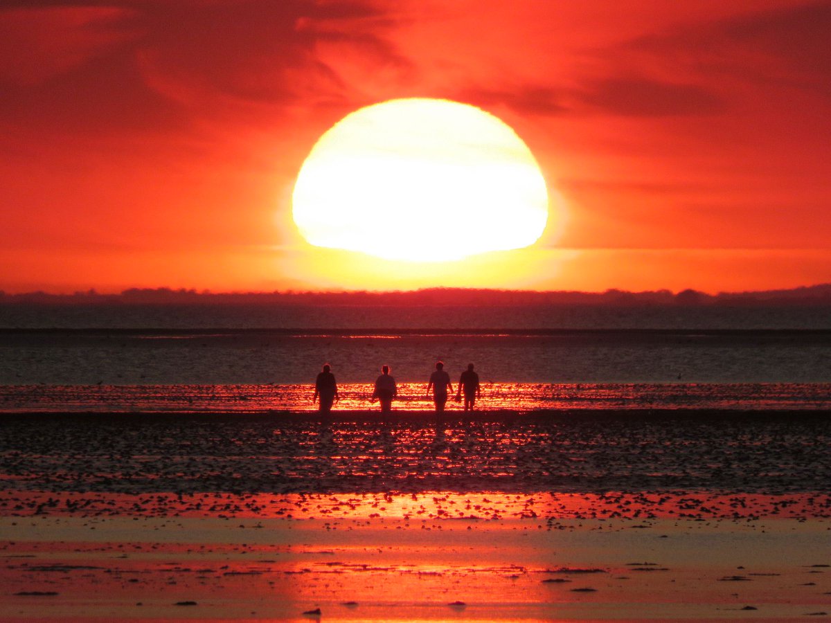BBCNorfolk's tweet photo. Good morning Norfolk, but particularly Tina in Heacham who sent us this amazing picture of last night's sunset over The Wash: https://t.co/6Uqk87ckda