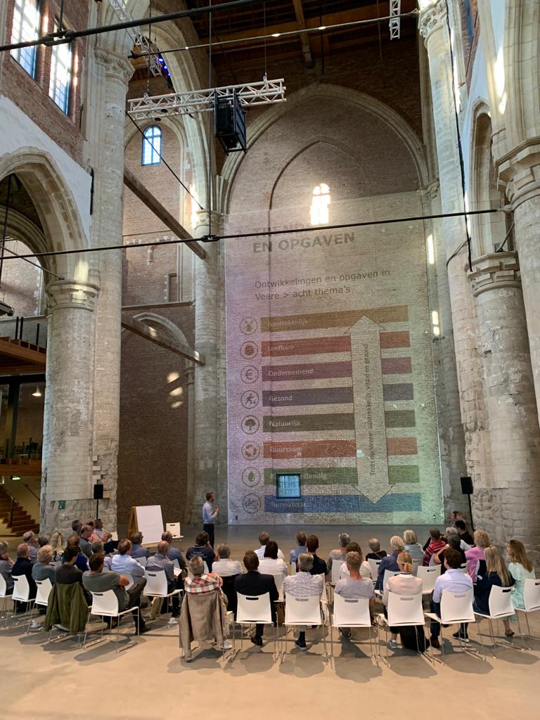 BasSchout's tweet photo. Grote Kerk in Veere: een indrukwekkende plek om deze week bewoners en ondernemers te betrekken bij het verhaal, de ambities en prioriteiten voor de toekomst van gemeente Veere. #omgevingsvisie #participatie https://t.co/XmkqKht4c7