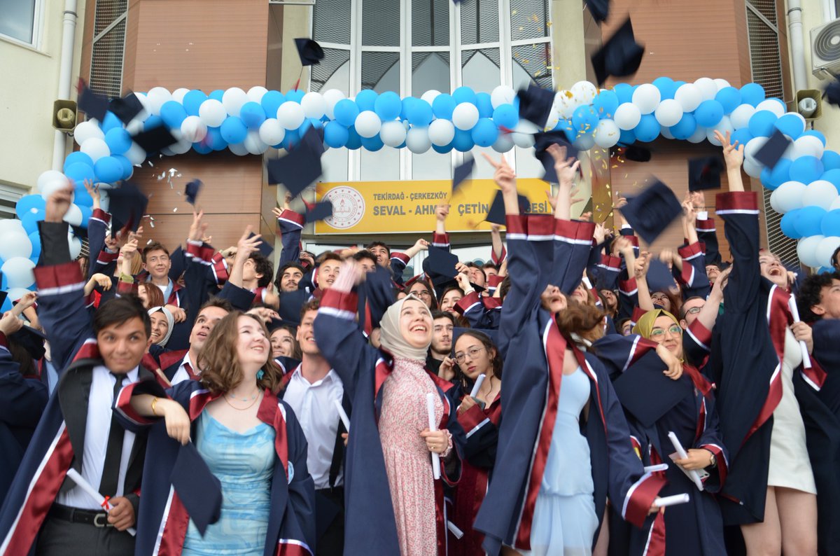 Seval-Ahmet Çetin Fen Lisesi 2. mezunlarını verdi. 
Bu kıymetli öğrencilerin yetişmesinde katkısı bulunan herkese çok teşekkür ederiz. Mezun öğrencilerimize de gelecek hayatlarında başarılarının devamını dileriz. <a href="/ersanulusan/">Ersan Ulusan</a> <a href="/HuseyinGumus59/">Hüseyin GÜMÜŞ</a>