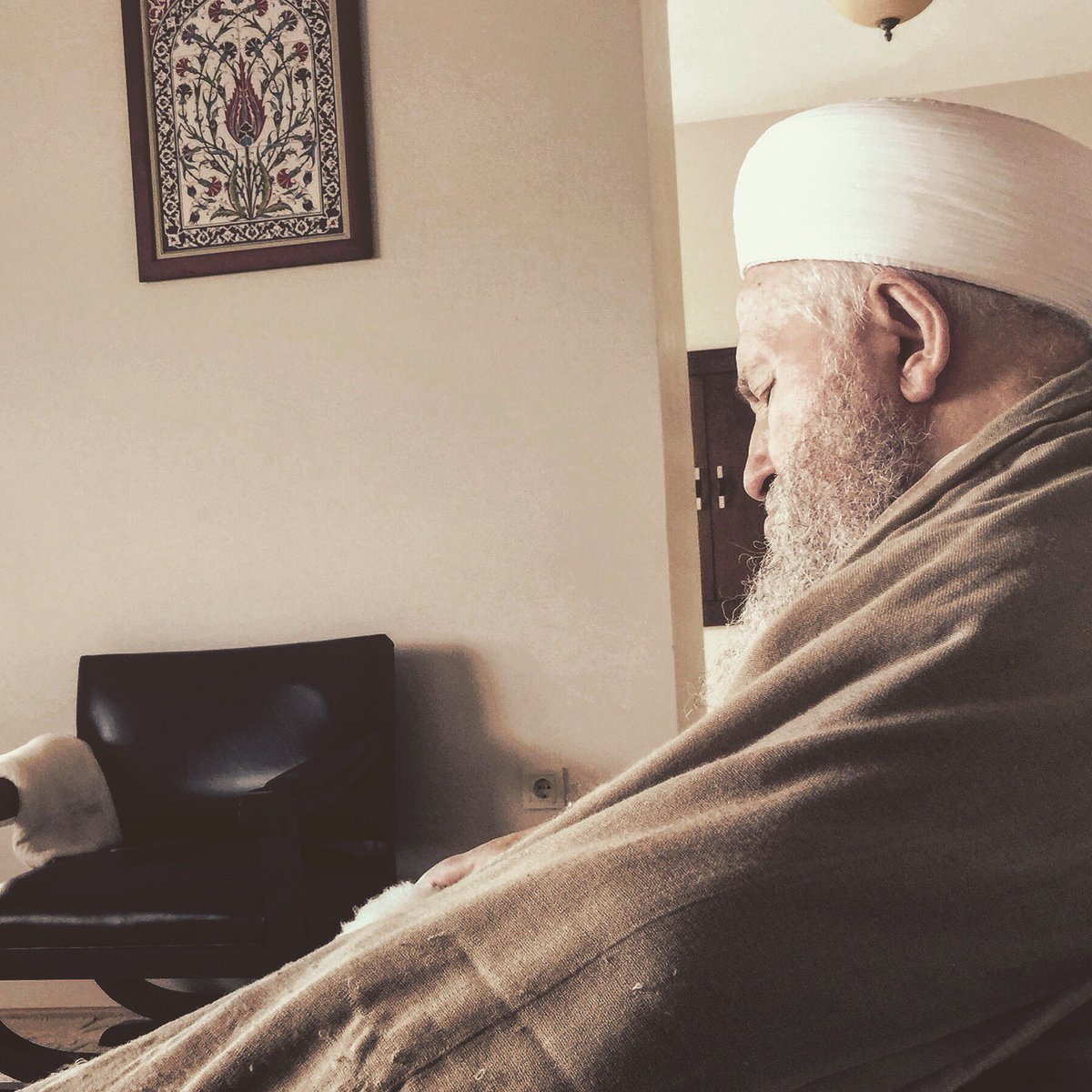 Alimin ölümü, alemin ölümü gibidir.
Mekânı cennet, makamı âli olsun inşallah.🤲☘
#MahmudEfendiHazretleri yetim kaldık...⚘😔