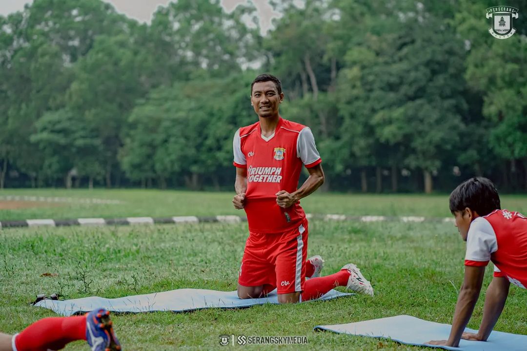 Latihan hari pertama., Sebagian pemain masih dalam perjalanan menuju Serang.
.
.
📸 @serangskymedia
👕 @apparelcrv
.
.
#Perserang
#Laskarsingandaru