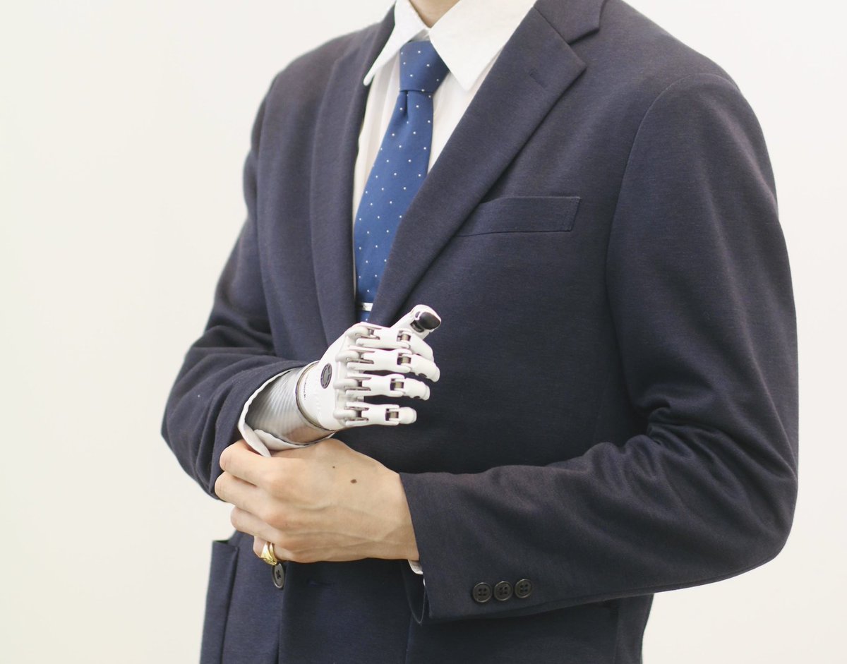 CyanKuni's tweet photo. 義手×スーツ
この組み合わせは合う✨

#義手 #義手モデル #筋電義手 #bebionic3 #スーツ #suit https://t.co/lPMkOnUvHo