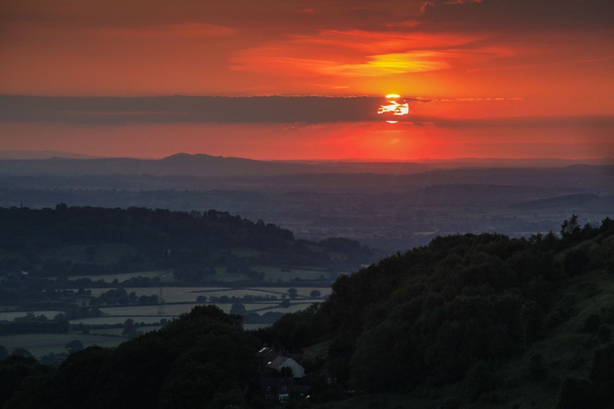 Good morning everyone 🙌💐 one from last nights sunset for you this morning 🌅🤗 Enjoy your Thursday whatever your up to 🥰☀️