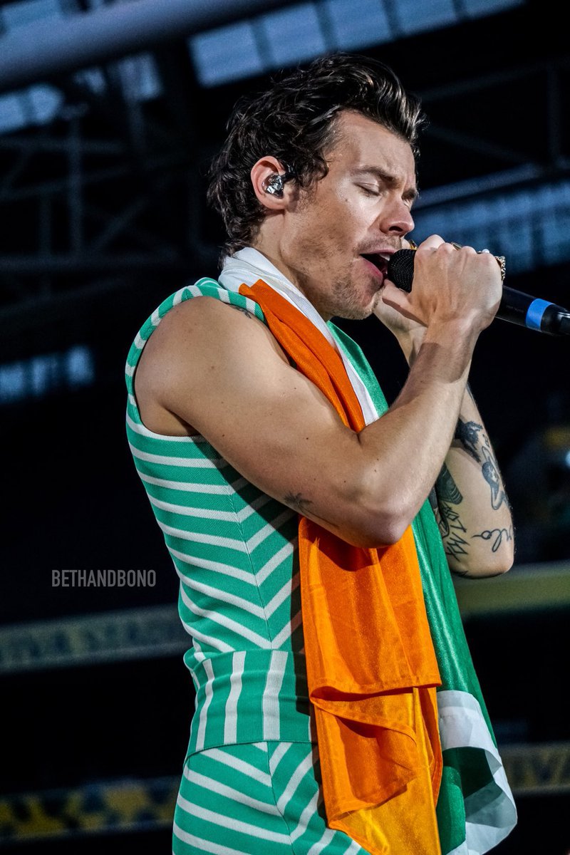 hsdtogethertour's tweet photo. Harry on stage at Aviva Stadium in Dublin, Ireland - June 22 (via @bethandbono) https://t.co/sUw8ENr25X