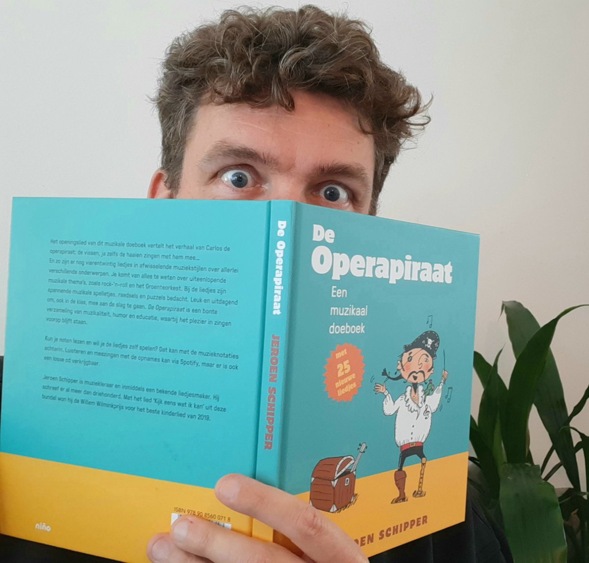 Vakantie? De Operapiraat kan altijd mee! Op de achterbank naar het Zuiden, of wachtend op Schiphol... 😅 Spotify aan, kids zoet met meezingen én met de spelletjes, puzzels, weetjes, raadsels en moppen in het boek. Bestel hier: 
swpbook.com/.../muziek-en.…
#zomervakantie #liedjes