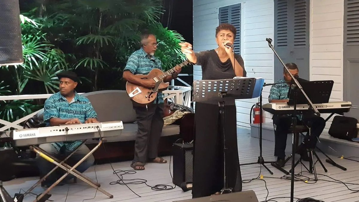 ambafrancefj's tweet photo. All aboard the #NaseseBus 🚌 Destination-#WorldMusicDay 🎶: an excellent article by Sera Tikotikovatu-Sefeti concerning the event organized in #Suva on June 21st by @AFsuva and the reception 🎹 given by Ambassador Léger at the Residence 🇫🇷🤝🇫🇯

▶️ https://t.co/NWRJnoqD6w https://t.co/ScZefNvFav