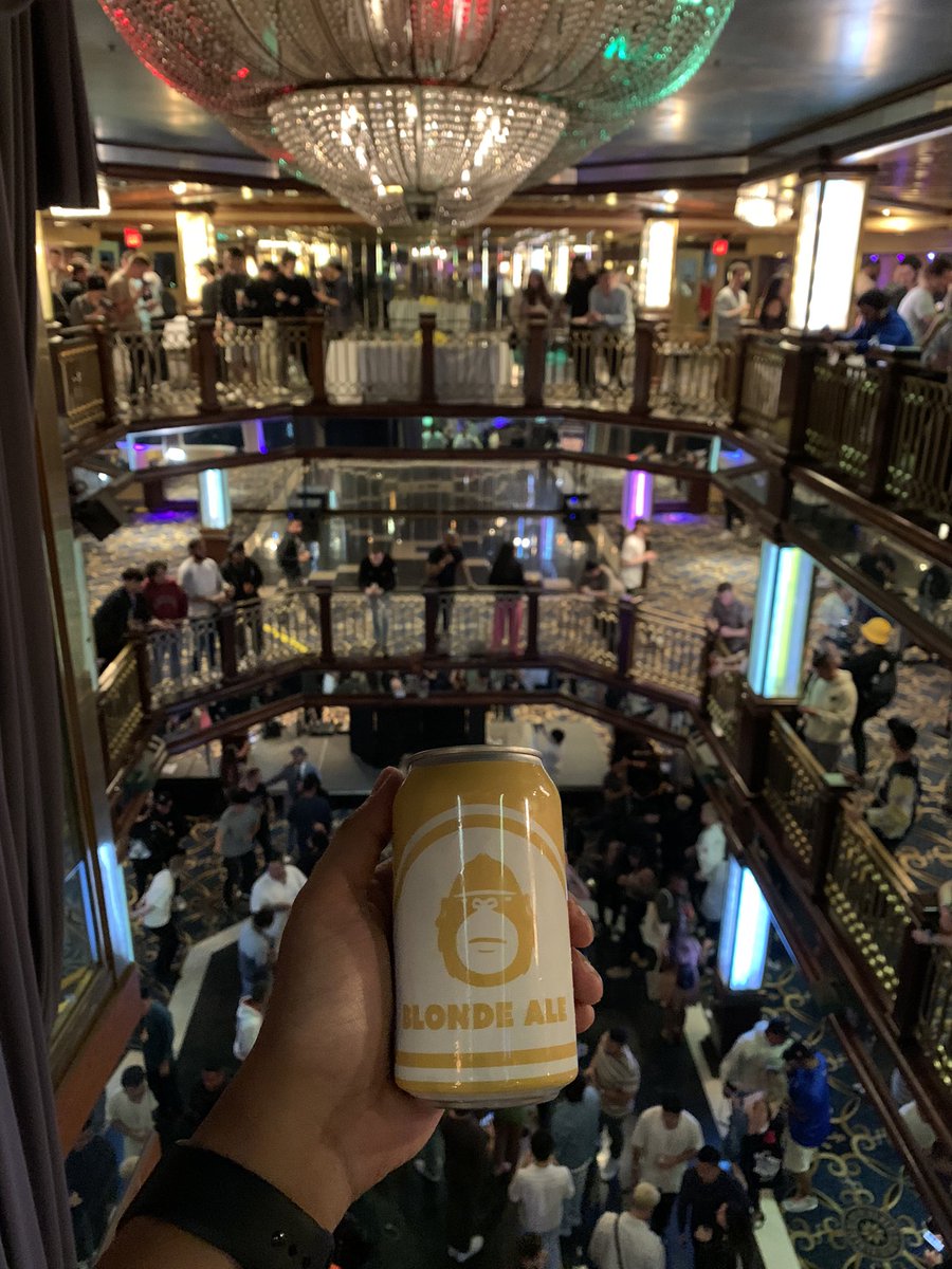 offwhitewalker's tweet photo. Snippets: @DegenApeAcademy beer @draxxts FFF shirt @0xLeoInRio hype speech https://t.co/EZwmO5Rolp
