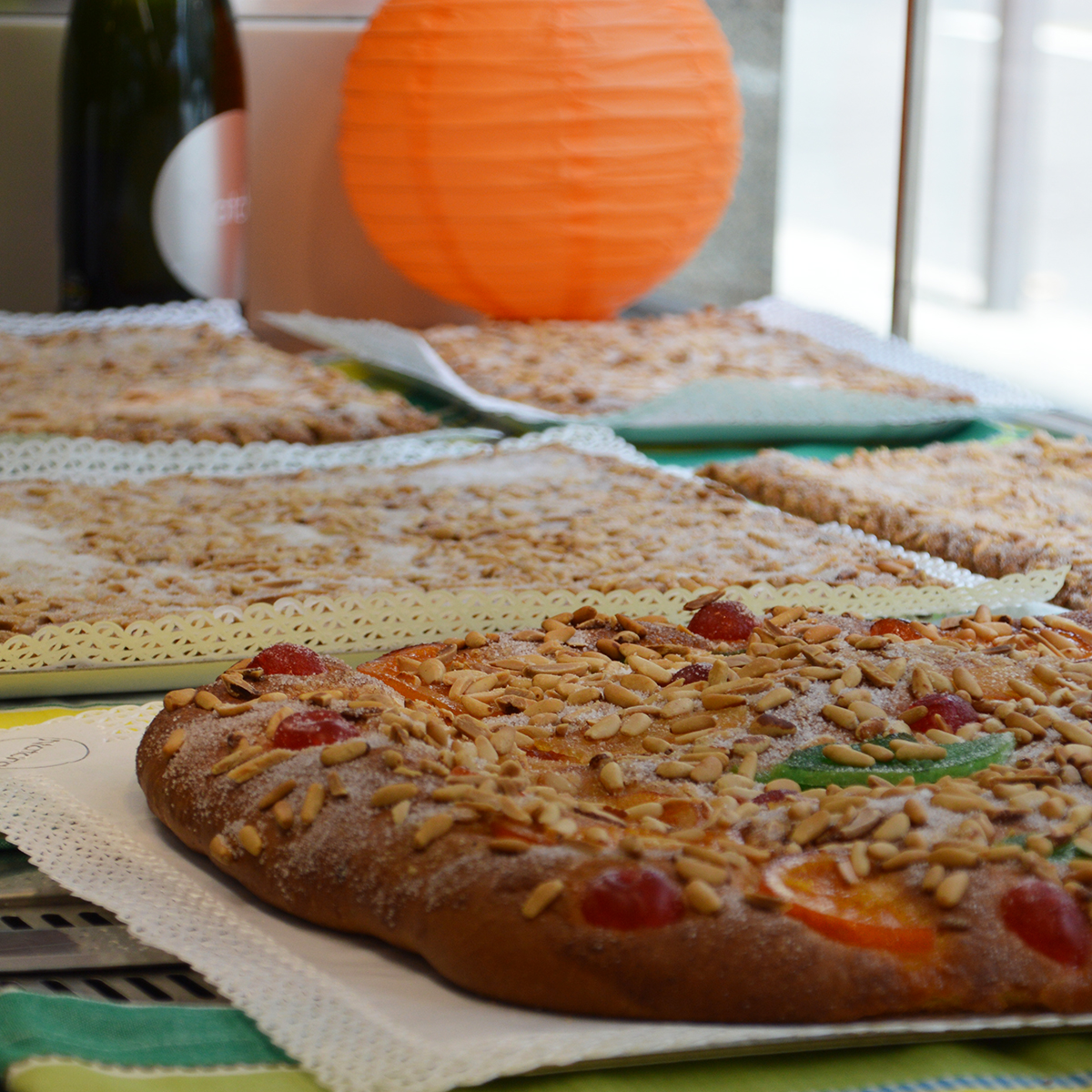 Des de #PastisseriaNatcha, desitgem que passis una #revetlla de #SantJoan molt especial. Vine a buscar les teves coques! Estem a l’Av. de Sarrià, 45 de #Barcelona. Avui obrim fins les 21h. 🔥🎉🎇 #LesCorts #FemBarri #SantJoan2022