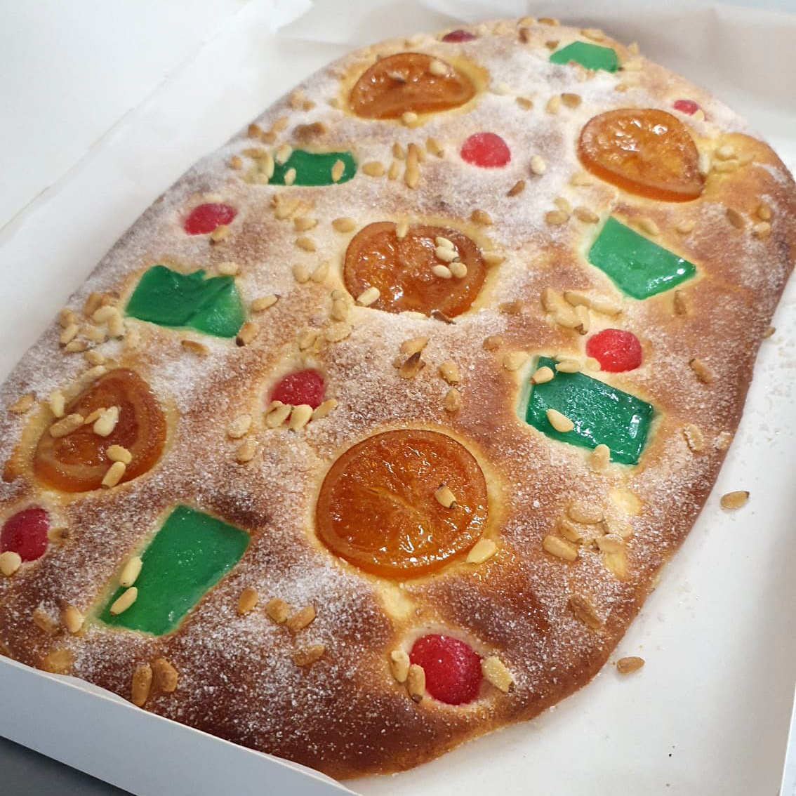 Vine a #FornPadró a buscar les teves coques de #SantJoan per aquesta nit! En tenim de fruita, crema, pinyons, nata, xocolata, cabell d’àngel, i llardons. Tant en pasta de full com en brioix. Feliç #revetlla! 🔥🎉🎇 #SantJoan2022 #NouBarris #Barcelona