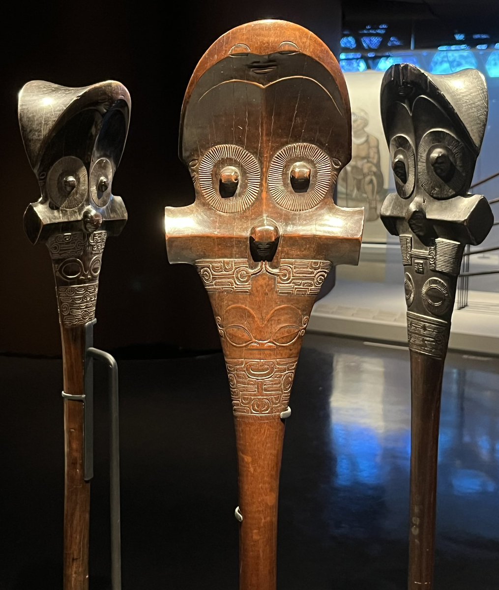 ChrisLavaquerie's tweet photo. 140 massues, symboles de pouvoir et de prestige des cultures du Pacifique, disent l’immense virtuosité de leurs sculpteurs. On se laisse emporter par la beauté de ces objets dont l’usage est aussi rituel et sacré. Bravo #StevenHooper @stefcaffarel @quaibranly
@SainsburyRUnit https://t.co/RYfqVNw3G0