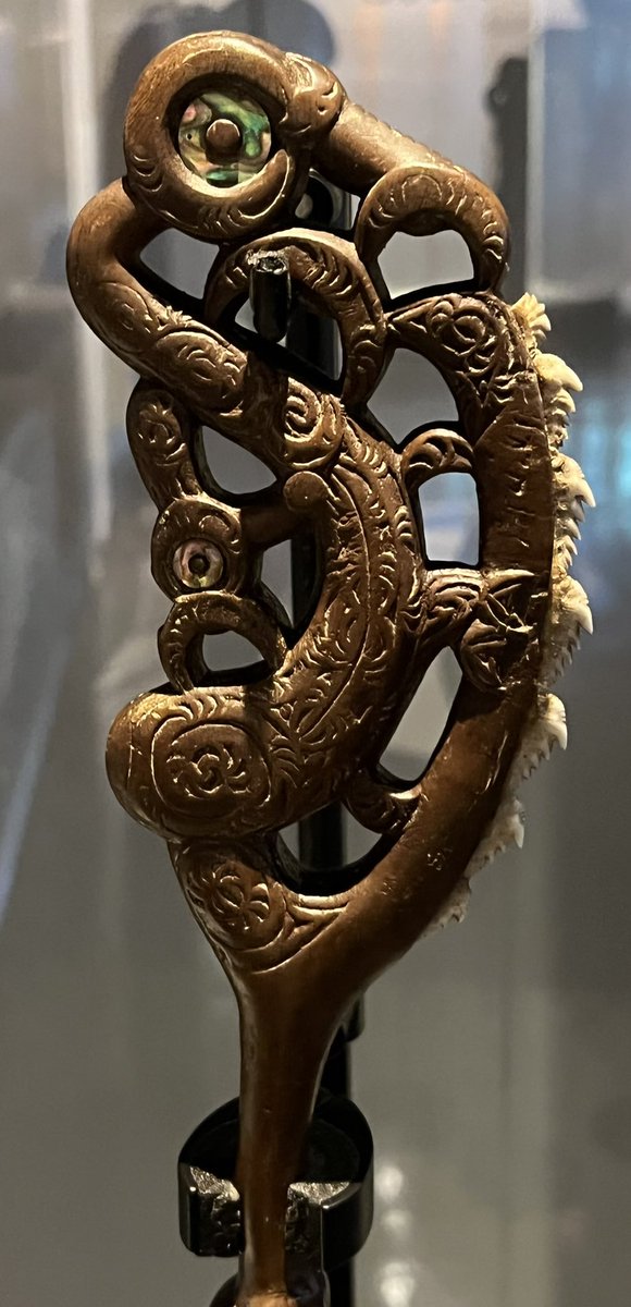 ChrisLavaquerie's tweet photo. 140 massues, symboles de pouvoir et de prestige des cultures du Pacifique, disent l’immense virtuosité de leurs sculpteurs. On se laisse emporter par la beauté de ces objets dont l’usage est aussi rituel et sacré. Bravo #StevenHooper @stefcaffarel @quaibranly
@SainsburyRUnit https://t.co/RYfqVNw3G0