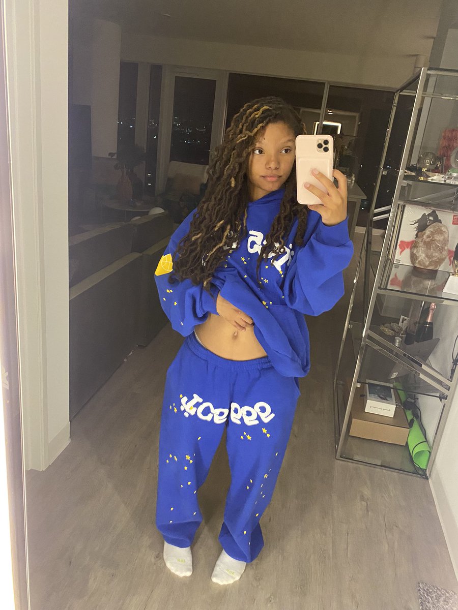 HalleBailey's tweet photo. i live in my mans clothes lmao https://t.co/9PxvKQWO22