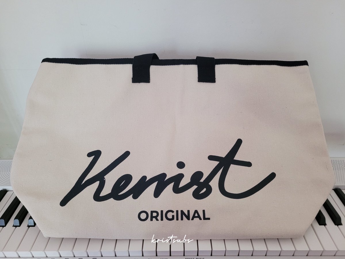 kristsubs's tweet photo. kerrist off white jumbo totebag is finally home! it's so pretty and spacious ☺️ can't wait to use this pretty bag 🤍 

#KristPerawat #kerristb https://t.co/2h3SjaPkBu