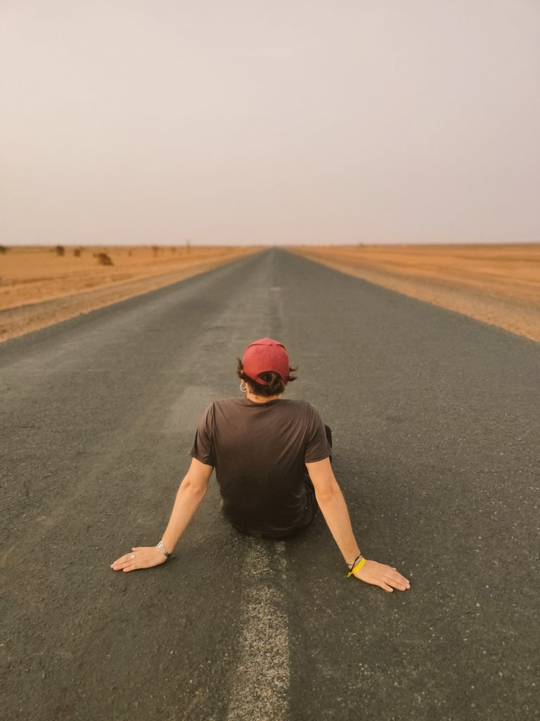 sergibeba's tweet photo. A vegades cal sentar-se al camí per prendre consciència de cap a on vas i d'on vens.
Records del desert de Mauritània
.
#tbt #mauritania #desert #desierto #carretera #road #backpaker #mochilero #bearpic #beard #beardcelona #beardboy #instabeard https://t.co/QSodgoATb2