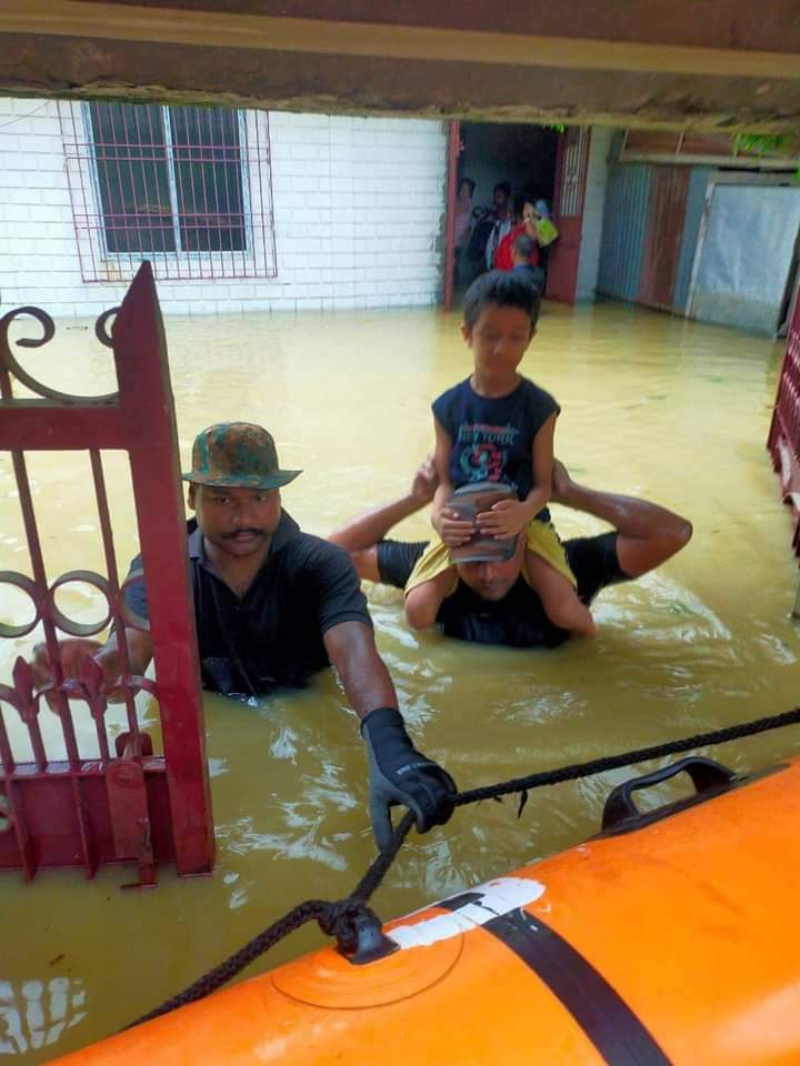 catchbiplob's tweet photo. Save our city #silcharunderwater Silchar need national attention, for last 4 days city under water, no food, electricity, water. @PMOIndia @SonuSood @sudhirchaudhary @ndtv @ABPNews @republic @TimesNow @timesofindia https://t.co/quJyEv4X1M