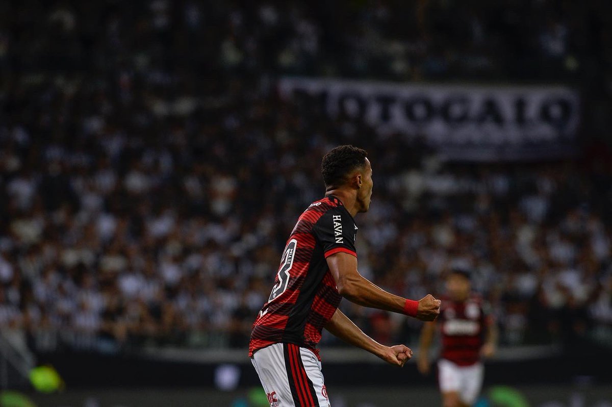 Lazarovini10's tweet photo. Flamengo é acreditar até o final…❤️🖤 90 minutos dentro do Maracanã agora ⚽️💫 https://t.co/FZvDO3LNEA