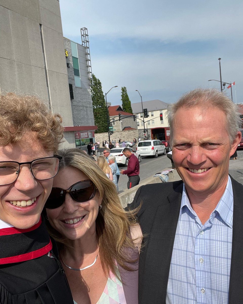 leigh_kalin's tweet photo. Our oldest - Will Kalin walked across the stage on Tuesday. Queen’s BAH ‘22. Proud parents 💙💛❤️#queensu #Queensugrad22 https://t.co/S8oYR0aiXK