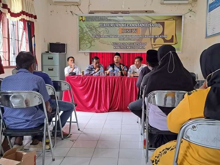 suara_irwan's tweet photo. (1). Satu minggu ini, tim IR-1 Kaltim mengadakan pertemuan dengan masyarakat penerima manfaat dari aspirasi Program PISEW, Dr. @irwan_fecho (Anggota DPR8-RI Dapil Kaltim).
IR-1
#Berpikir
#Bersuara
#Bertindak https://t.co/fRekxB8JBz
