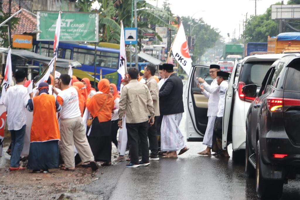 salimsegaf's tweet photo. Menyaksikan antusiasme warga Jateng di Brebes, Tegal dan Semarang. Turun dari kendaraan utk menyapa sejenak. Semoga rakyat Jateng semakin sejahtera &amp; bahagia di tengah tekanan ekonomi nasional. @PKSjateng @pkstegal
@PKSBrebes
#DrSalimMenyapaJawaTengah
#DrSalimMelayaniIndonesia https://t.co/IceblxWJyD