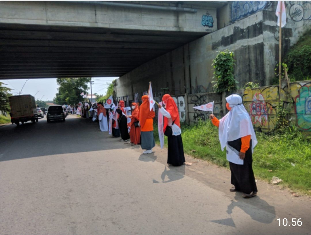 salimsegaf's tweet photo. Menyaksikan antusiasme warga Jateng di Brebes, Tegal dan Semarang. Turun dari kendaraan utk menyapa sejenak. Semoga rakyat Jateng semakin sejahtera &amp; bahagia di tengah tekanan ekonomi nasional. @PKSjateng @pkstegal
@PKSBrebes
#DrSalimMenyapaJawaTengah
#DrSalimMelayaniIndonesia https://t.co/IceblxWJyD