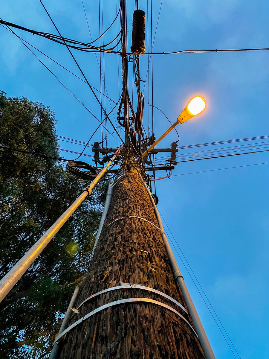 thedividingline's tweet photo. #uP.
#Tijuana #UrbanPhotography #StreetPhotography #Light #PublicLight #Wires #Electricity #City. https://t.co/vuzrgQKOJT