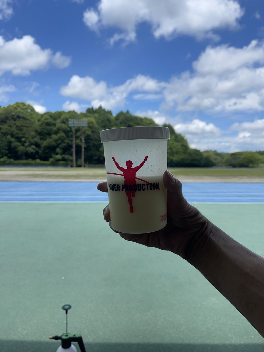 naoyukim_'s tweet photo. 福岡の暑さと風がエグい…
この暑さ頸損には危険ですね…
練習後の冷たいプロテインが何よりのご褒美！
#EYJapan
#WheelchairAthlete
#2ARMDRIVE
#RUDYPROJECTJAPAN
#ジェイマックス株式会社
#頸髄損傷
#頸損
#脊髄損傷
#車いす陸上
#T52
#100m
#グリコパワープロダクション
#冷たいプロテイン https://t.co/9GxlDzu7JV