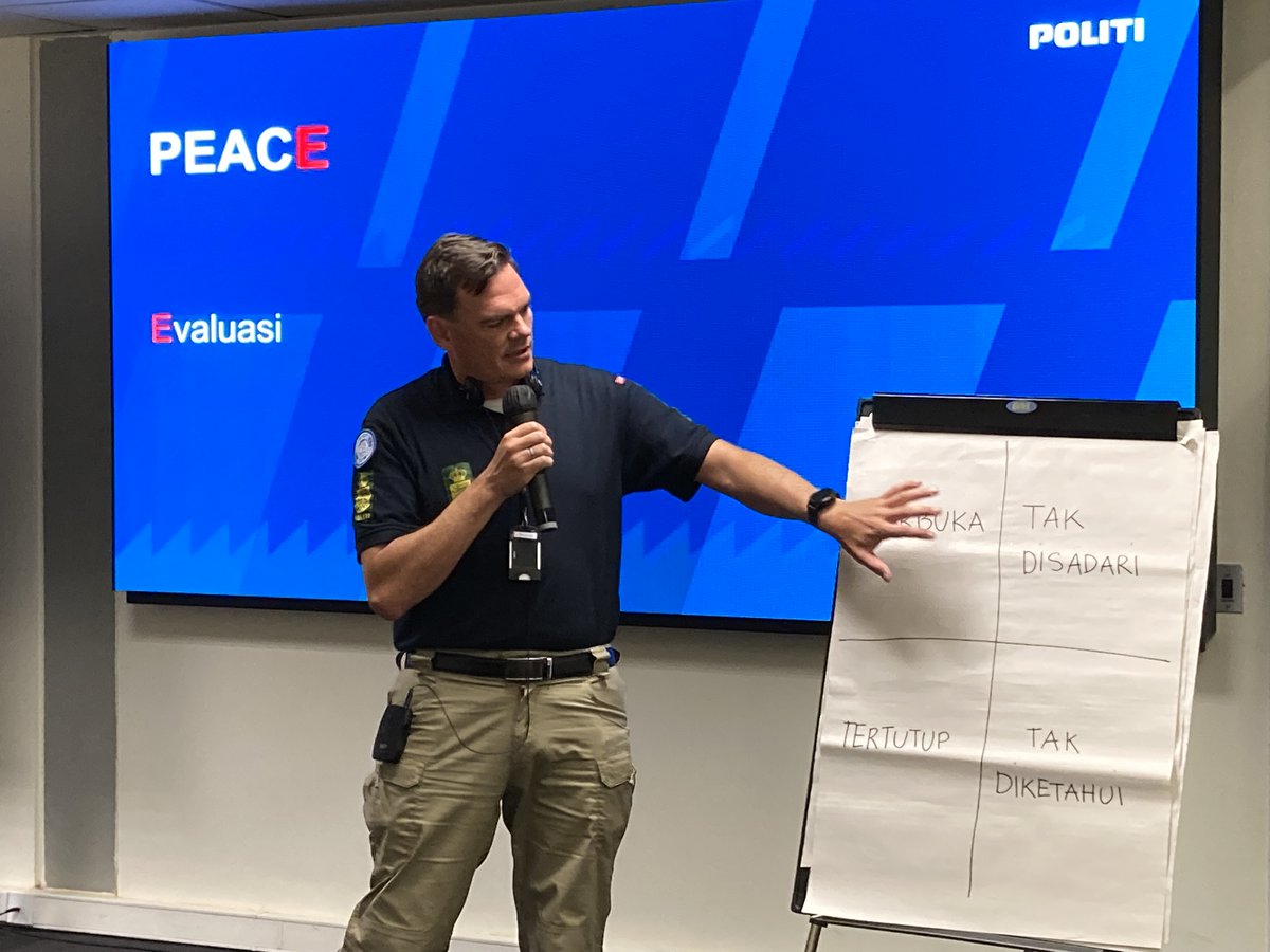 ractowers's tweet photo. #DanishInstituteforHumanRights with #KomnasHAM &amp; DK #police training CID officers on #humanrights in criminal investigations, incl. PEACE model &amp; investigative #interviewing iaw #MendezPrinciples. Thanks:#JCLEC for fantastic facilities &amp; staff &amp; #DKEmbassy. #dkpol #menneskeret https://t.co/or3RXwjna6