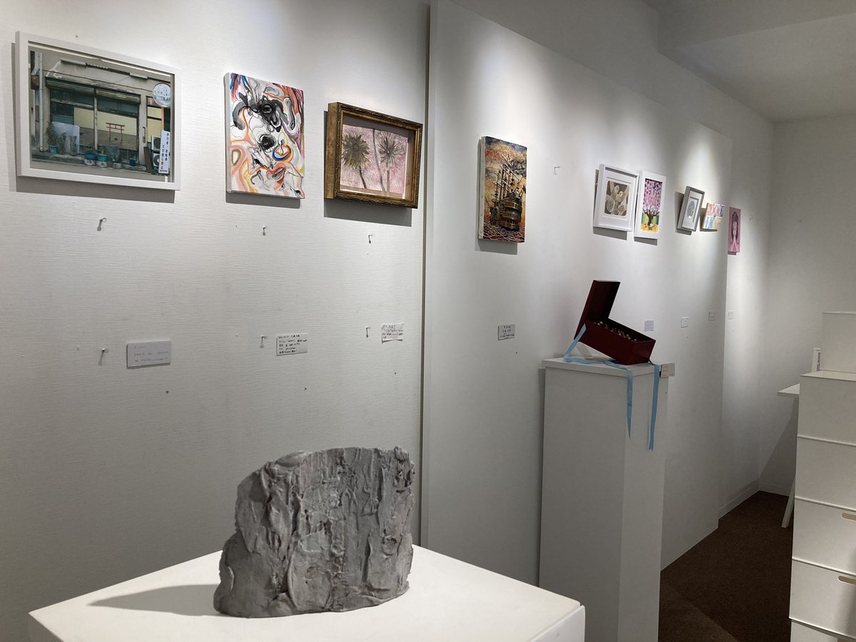 来月の個展開催させて頂く画廊にて、昨日よりアナログ作品のアートコンペを開催中です。私のかわいい土偶&amp;石棒夫婦と私のおかしな頭の中を表現した土器を見にいらしてくださいませ🧡
https://t.co/vxYCHzspxf 
