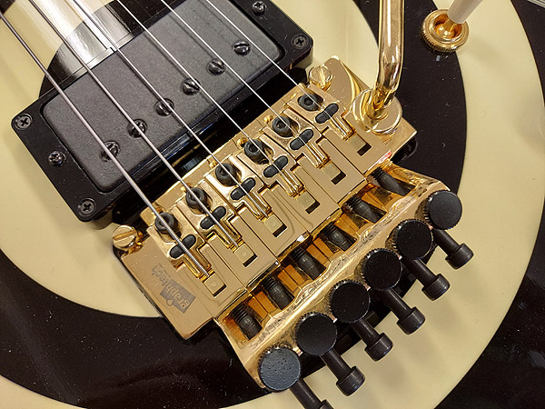SolidBond_13's tweet photo. Gibson ZAKK WYLDEモデルの改造を行いました。
ブリッジにFU-ToneのNaval Brass String Lock Insertとサイレントスプリング、
トレモロスプリングハンガーはAxLabsのTone Clawに交換し、
LED付のKill SWを取り付けました。
ありがとうございました。

#futone
#ledkillswitch
#axlabs #toneclaw https://t.co/ptPpP7UDJ7