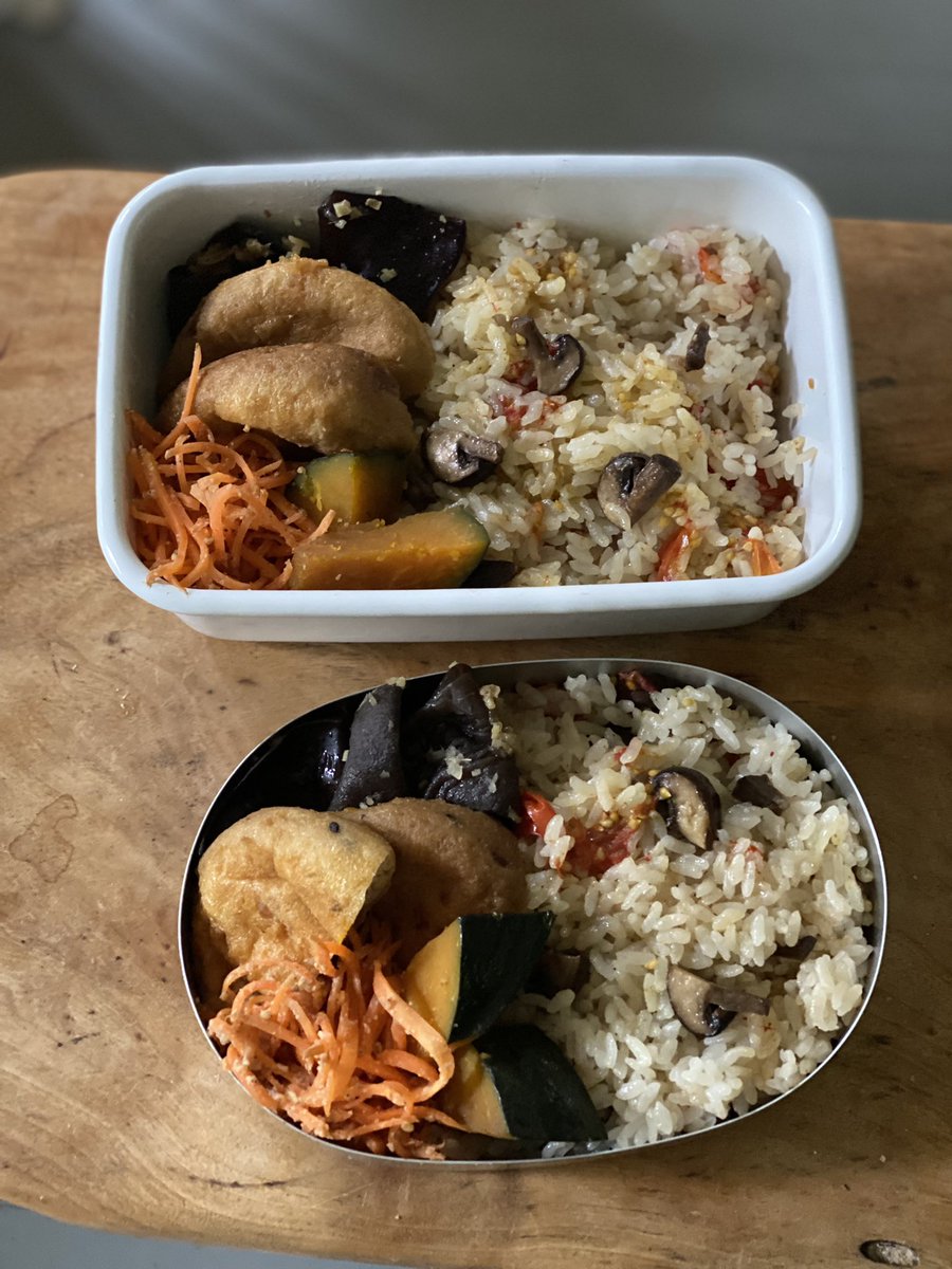 今日のお弁当。マッシュルームとプチトマトのオリーブオイル炊き込みごはん弁当。おかずは、木耳炒め、がんもどきとかぼちゃの煮物、にんじんの胡麻和えサラダ。今日のお弁当は、特に、おいしくできた気がする。
