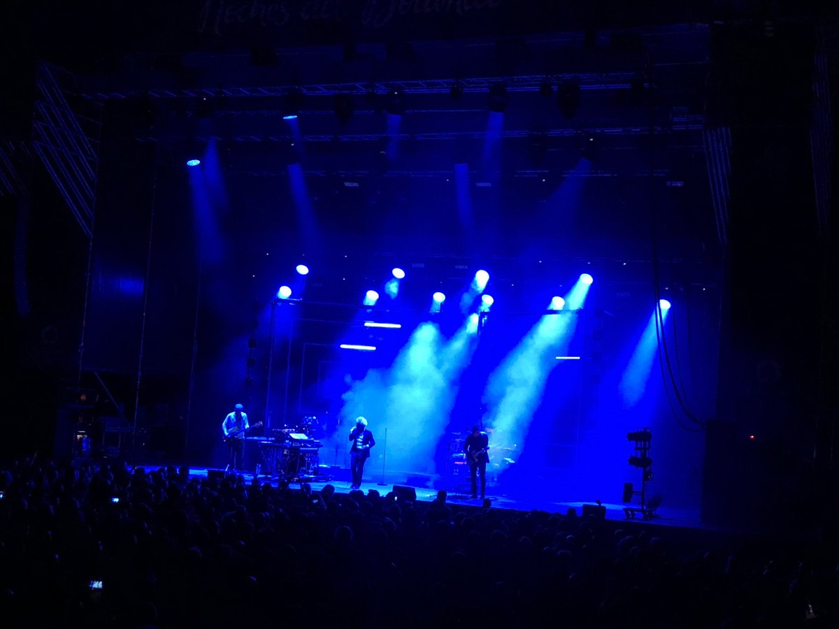 Cuánta pasión con ⁦@LEONBENAVENTE⁩ en ⁦<a href="/nochesbotanico/">Noches del Botánico</a>⁩. A veces en rojo desaforado, otras en azul sintético. Las dos caras del mismo volcán. Noche española suculenta: sí se puede. Quién iba a decirnos, 10 años ha, el salvaje animal escénico que anida en #AbrahamBoba?