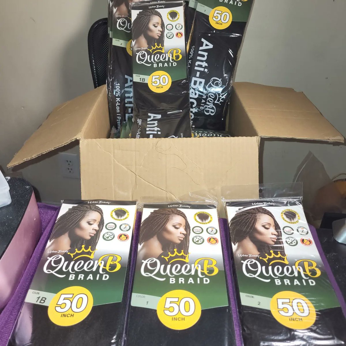 MiraclesSupply's tweet photo. One hand product. Queen B braiding hair
Colors 
1
1B
2

#braidinghairstyles #braidinghair #braiders #hairstylists #queenbbraidinghair #prestretchedhair #remyhair #protectivestyles #lemonadebraids #feedinbraids #cornrows #savannahgeorgia https://t.co/k0ea51VopP