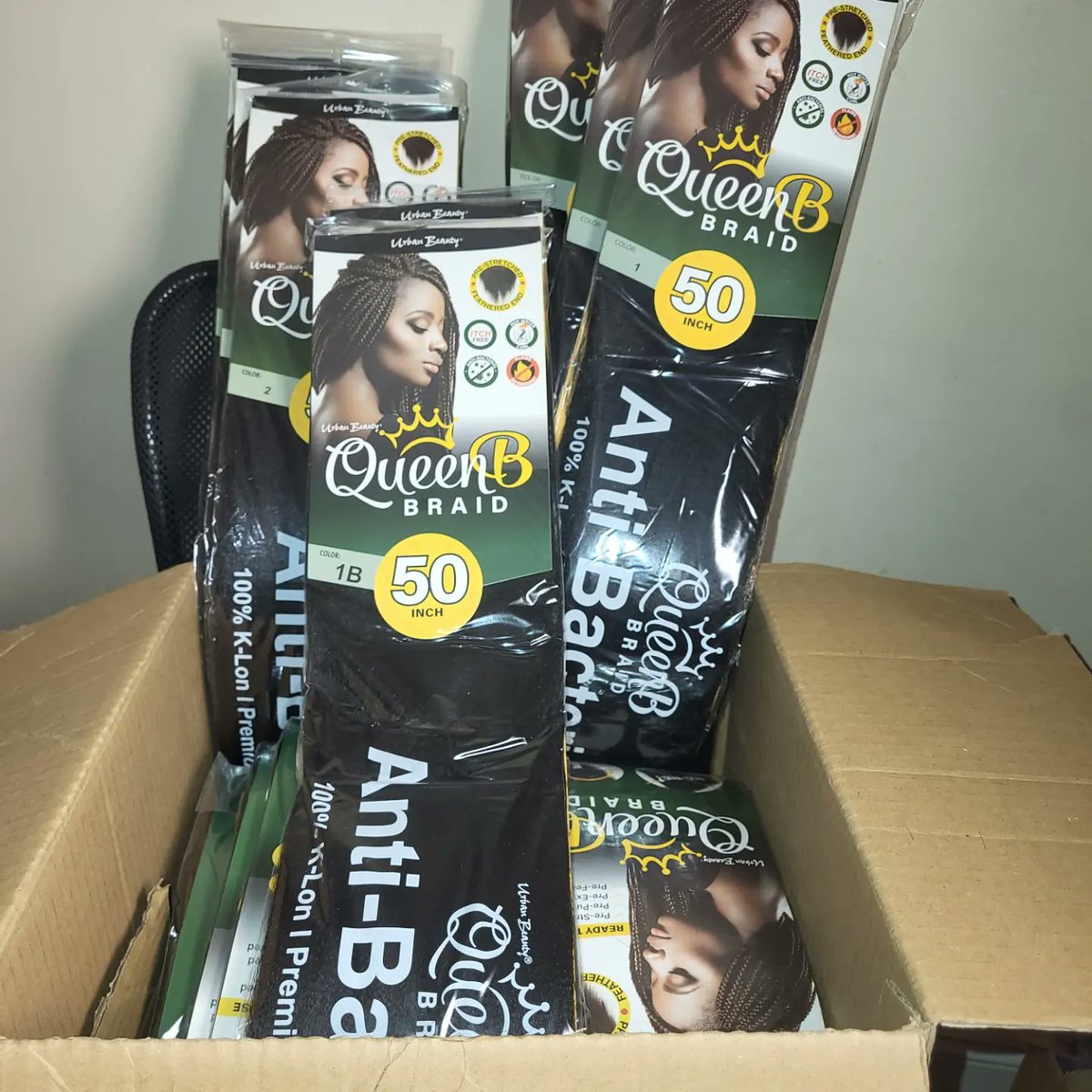MiraclesSupply's tweet photo. One hand product. Queen B braiding hair
Colors 
1
1B
2

#braidinghairstyles #braidinghair #braiders #hairstylists #queenbbraidinghair #prestretchedhair #remyhair #protectivestyles #lemonadebraids #feedinbraids #cornrows #savannahgeorgia https://t.co/k0ea51VopP