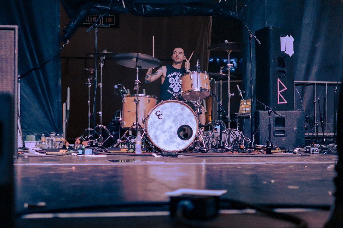 Hey dudes, are you ready to??? // <a href="/ChunknocaptainC/">CHUNKNOCAPTAINCHUNK</a> at <a href="/sowhatmusicfest/">So What?! Music Festival</a> for <a href="/lgndsoftmrw/">Legends of Tomorrow</a>