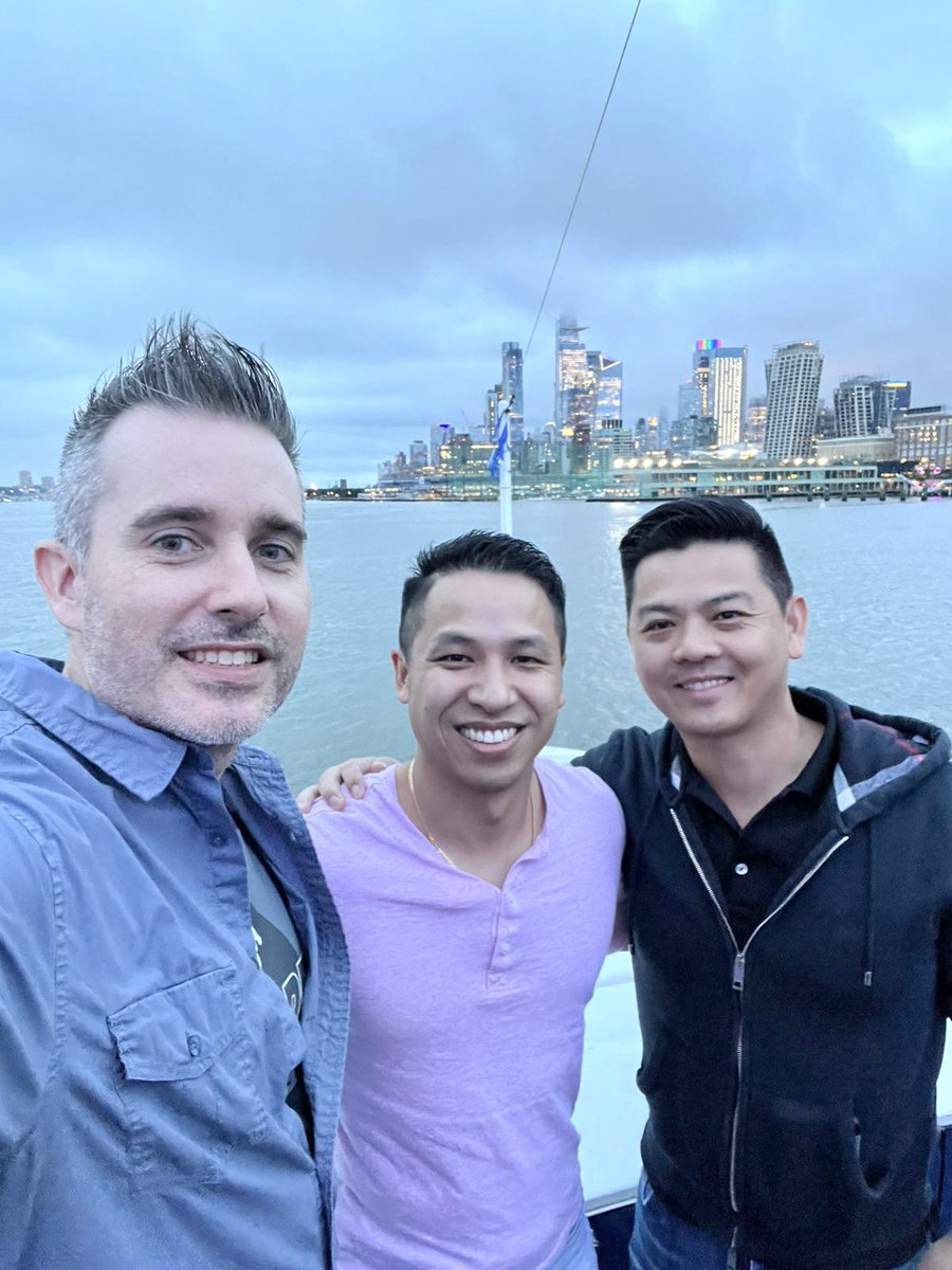 Had a fun time meeting everyone at the <a href="/OriginsNFT/">Origins</a> party tonight 🗽<a href="/0xNeoRonin/">Georgy</a> @iRiriLikeNFTs