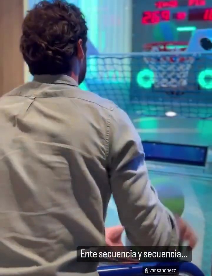 IvanSanchezArg's tweet photo. Entre escena y escena de #CulpaMía Nuestro @ivansanchezz_ Se divierte 😃💙💯✨ https://t.co/QHPbtTHqr6