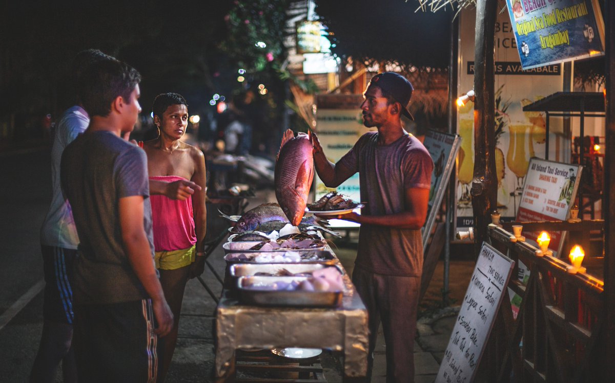 S_MorningLight's tweet photo. "WE'LL HAVE THE SNAPPER, AND MAKE IT SNAPPY."
#Dinner #negotiations on the #PanamaRoad, #ArugamBay. May 2022. More@ https://t.co/ZEzjEXwIBI #5DMkIII & #EF50_1_4 courtesy @Canon_SL.
#streetphotography #travelphotography #destination_SriLanka #foodstall #freshfish #CanonSriLanka https://t.co/qbNjAkAdzc