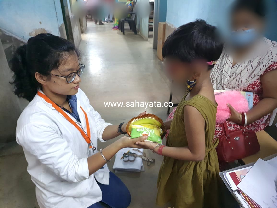 SahayataFounda2's tweet photo. #NutritionCounseling with children at #PHC on the #Immunization visit by our member #nutritionist #Barsha #WestBengal. They don't know #Protien #Probiotics #Vitamin #Mineral.
Aim is to #educate children about #nutrition through #foodDemonstration & #FoodDistribution https://t.co/Tc6jKzDG6V