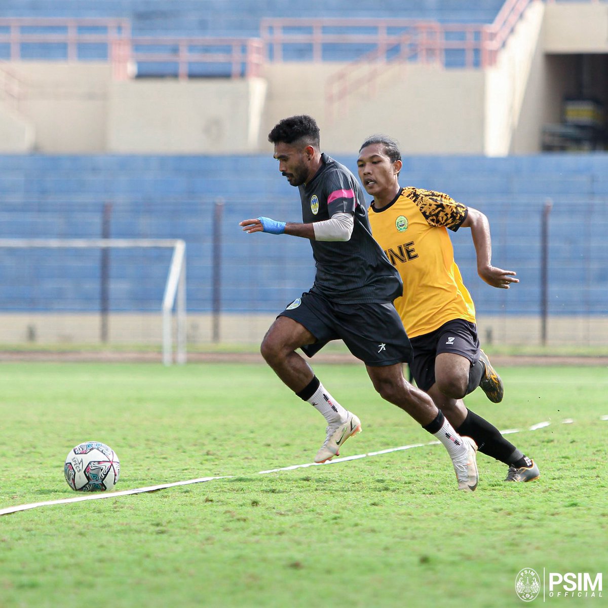 PSIMJOGJA's tweet photo. PSIM Jogja berhasil meraih kemenangan saat menjalani latih tanding bersama Porda Bantul. Laskar Mataram unggul dengan skor 5-2 🔥

#LaskarMataram
#AYDK https://t.co/Tr3UuFG23S
