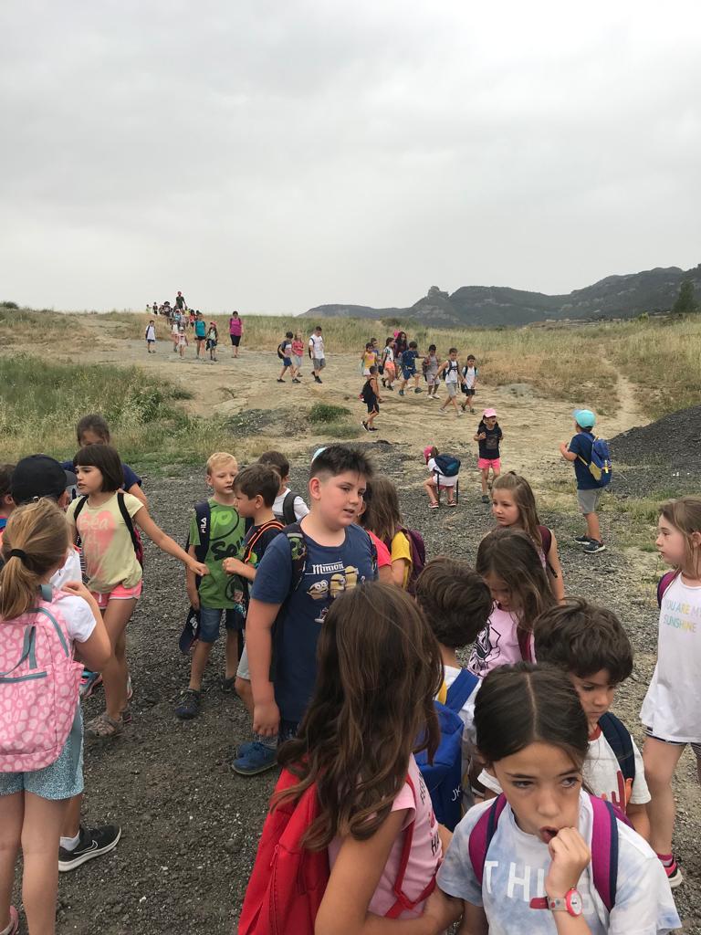 vedrunacent's tweet photo. Ens acomiadem de les parelles lectores amb una caminada fins a la Font Grossa i la Llavina amb un esmorzar compartit i jocs. #P5SSCC #2PRIMSSCC https://t.co/hefX9ygDr9