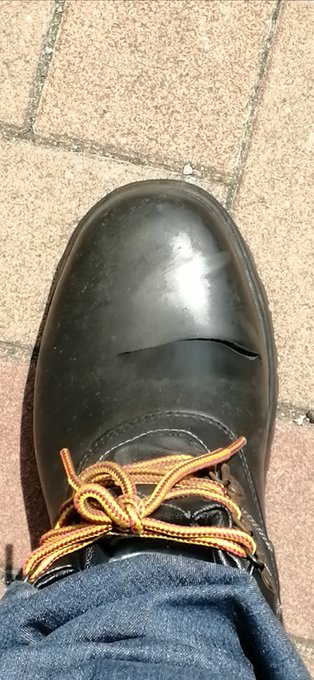 何か足先がスースーすると思ったら靴の甲が裂けてる(ᗒᗩᗕ) 