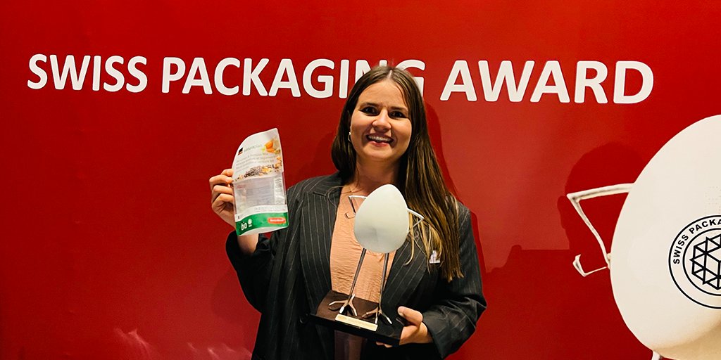 coop_ch's tweet photo. #Hilcona wurde am #SwissPackagingAward 2022 in der Kategorie Nachhaltigkeit & Kreislaufwirtschaft für diesen pasteurisationstauglichen Beutel ausgezeichnet. Er wurde mit @mondigroup für das Coop-Eigenmarkensortiment entwickelt. Wir gratulieren herzlich! https://t.co/8nfB5NqIW0 https://t.co/YBkk0mXIvS