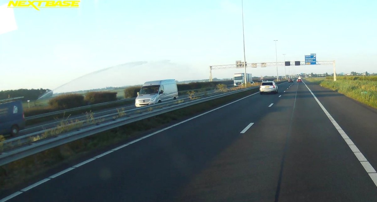 tonnieontour's tweet photo. 💦 | Goedemorgen @RWSverkeersinfo, er staat een sproei installatie thv #uppel hmp #a27 30.1re verkeerd afgesteld. Nu is een frisse douche 's ochtends best lekker, maar niet helemaal de bedoeling denk ik. (#nieuwendijk >#werkendam) https://t.co/cPfGl5lgAP