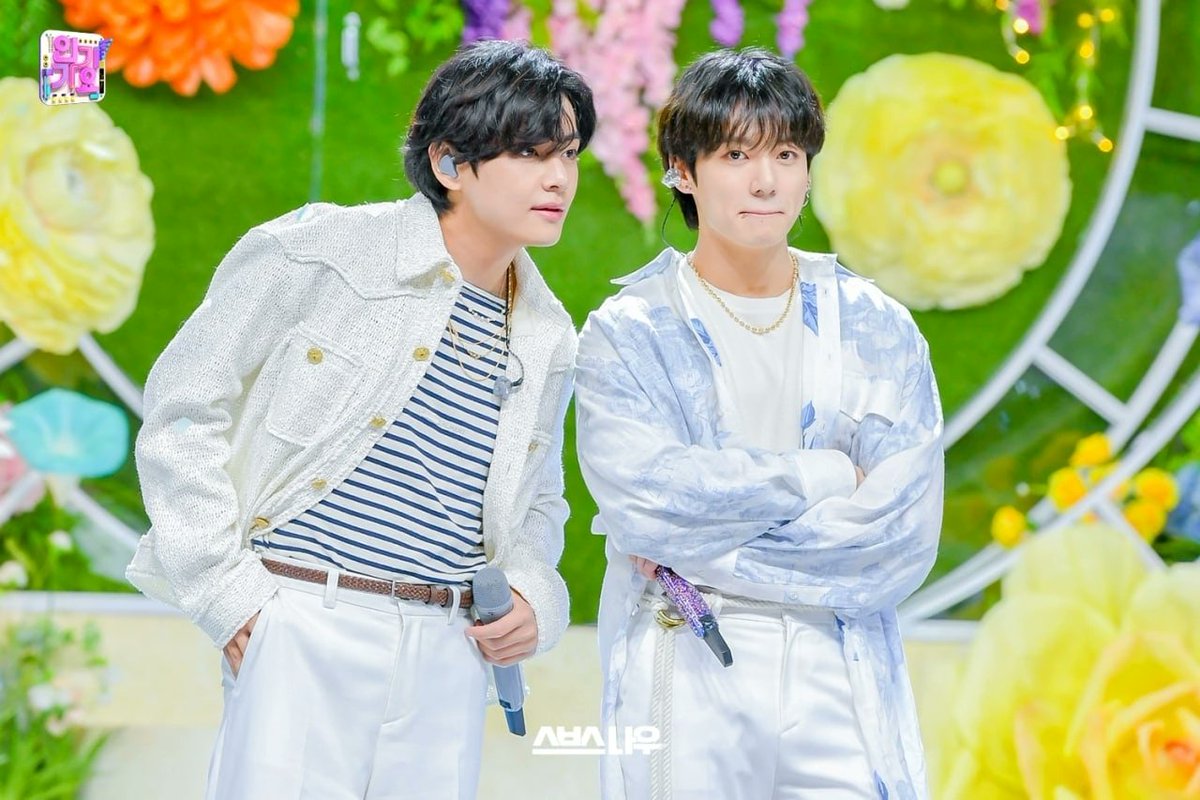 ledy_taes's tweet photo. это что совмесная фотка вигу? или это сон?!!? https://t.co/1JX7swdSau