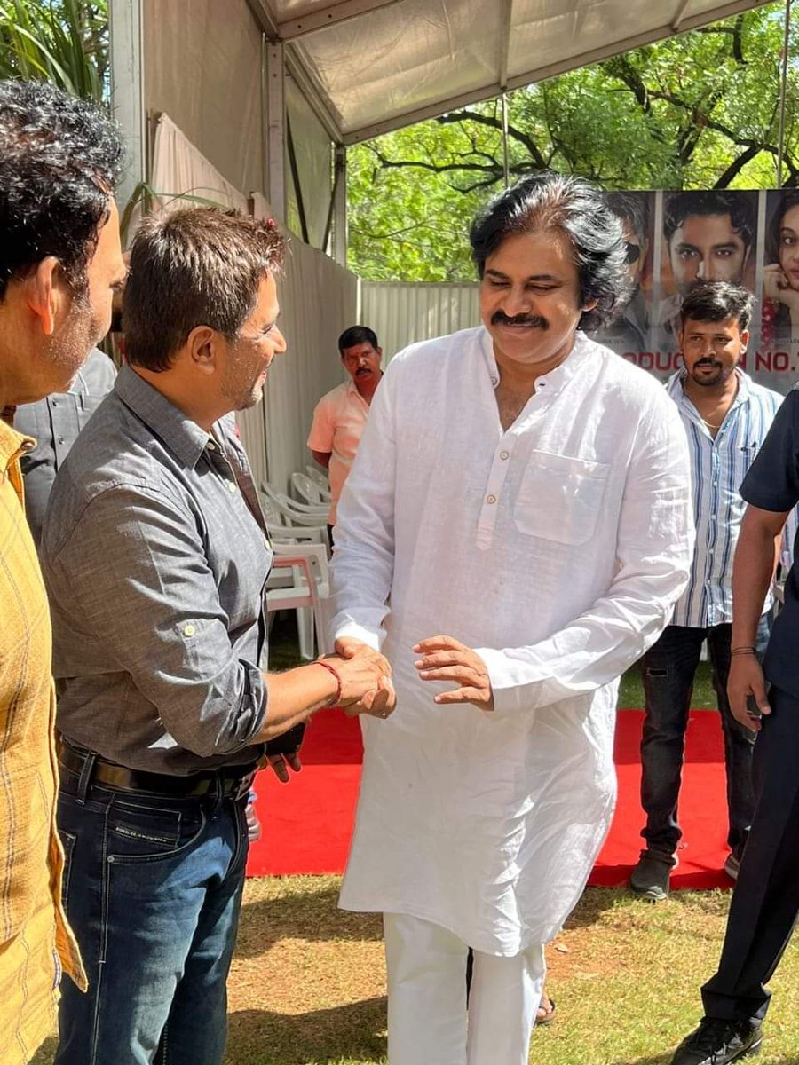 SidduSheela's tweet photo. #PawanKalyan at #VishwakSen - #Arjun Movie opening ❤️❤️ https://t.co/6GdX5igZcR