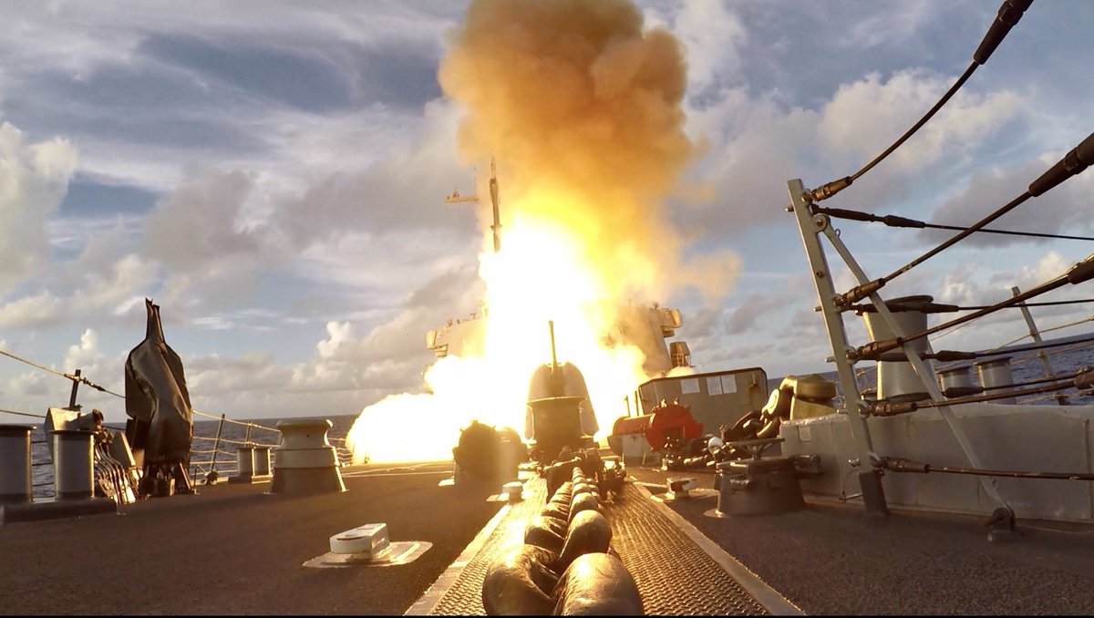 US7thFleet's tweet photo. The @USNavy's #USSBenfold launches a Standard Missile 6 during the coordinated multi-domain, multi-axis, long-range maritime strikes against EX-USS Vandegrift as part of Valiant Shield 2022 (VS 22).
#CTF71 #DESRON15 #US7thFleet #CarrierStrikeGroup5 #FreeandOpenIndoPacific https://t.co/KsQntOCacC