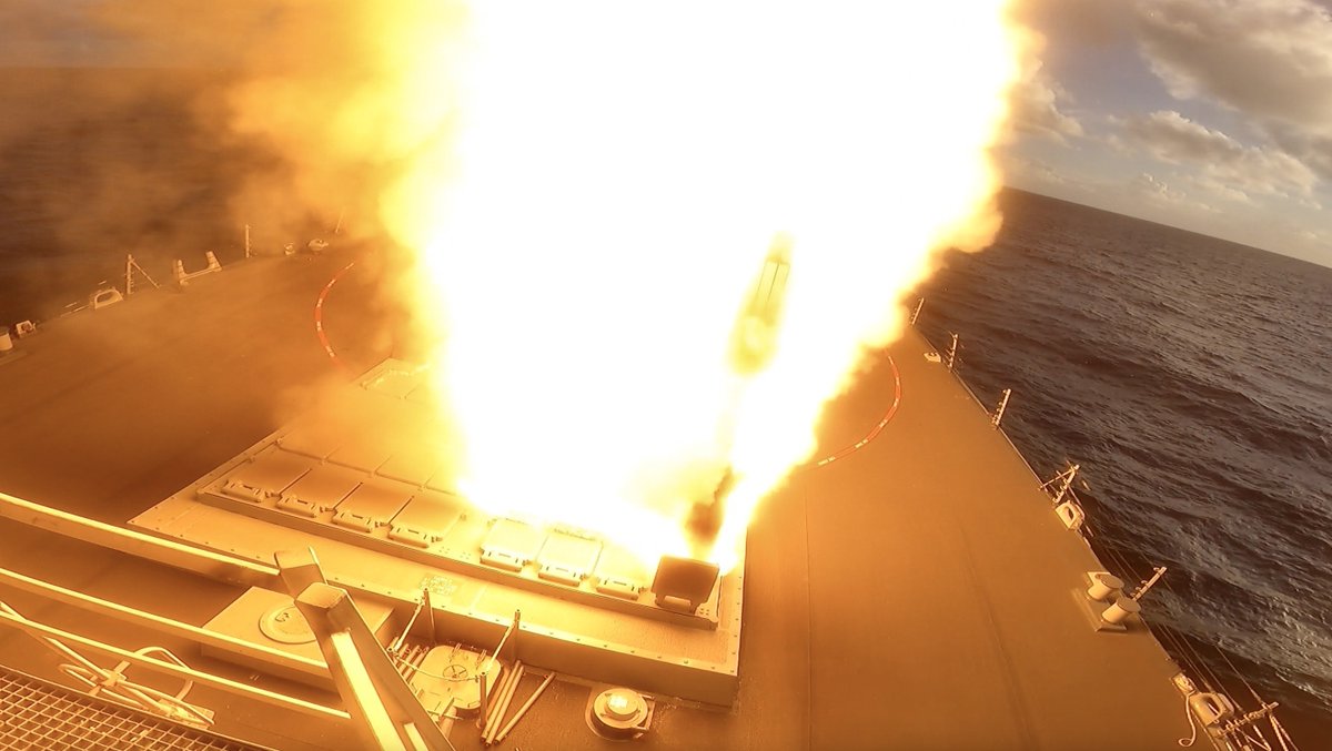 US7thFleet's tweet photo. The @USNavy's #USSBenfold launches a Standard Missile 6 during the coordinated multi-domain, multi-axis, long-range maritime strikes against EX-USS Vandegrift as part of Valiant Shield 2022 (VS 22).
#CTF71 #DESRON15 #US7thFleet #CarrierStrikeGroup5 #FreeandOpenIndoPacific https://t.co/KsQntOCacC