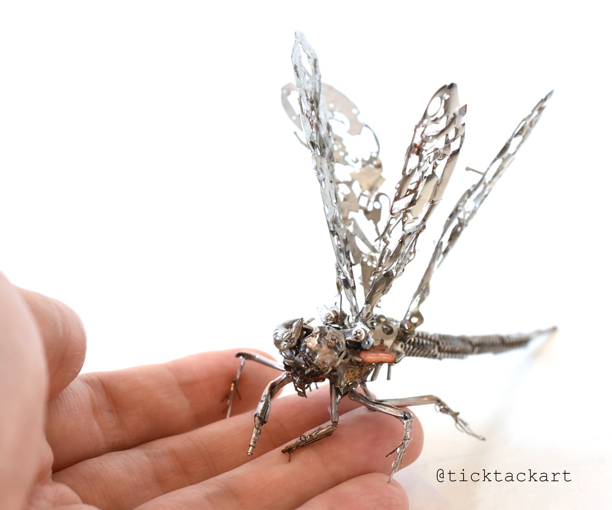 ticktackart's tweet photo. 時計の廃材で作ったトンボです。羽の開閉ができるように仕掛けも作りました。
#リサイクル #アップサイクル #チクタクアート #廃材アート #トンボ #sdgs https://t.co/jZ6KF17YC1